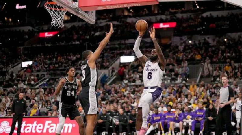 亚博体育-雄鹿球星三分绝杀，全场观众热烈欢呼，出现主题孩子社会大家.-亚博体育